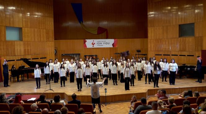 corul pe voci egale al liceului de arta ion vidu timisoara canta alaturi de katie melua pe scena timisoara 2023 la nesfarsit