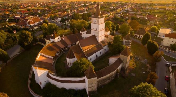 fotografii spectaculoase cu biserici fortificate transilvane prezentate in centrul varsoviei