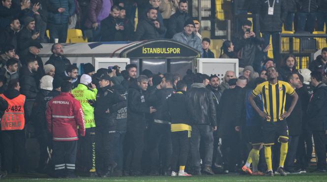 scandal monstru in fotbalul din turcia sportivii de la istanbulspor au iesit de pe teren in semn de protest fata de o decizie a arbitrului