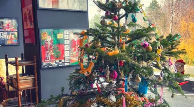 mos gerila versus mos craciun o noua expozitie temporara la muzeul amintirilor din comunism