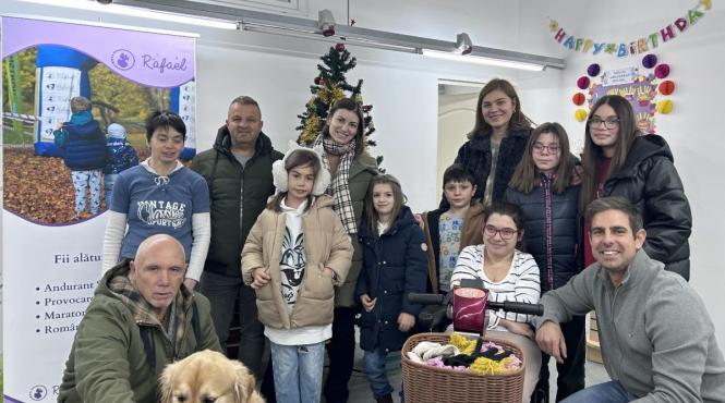 copii donat banii colindat persoane dizabilitati