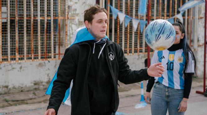 etapa finala a sezonului 6 america express incepe in aceasta seara echipele se infrunta pe terenul de fotbal in orasul lui leo messi