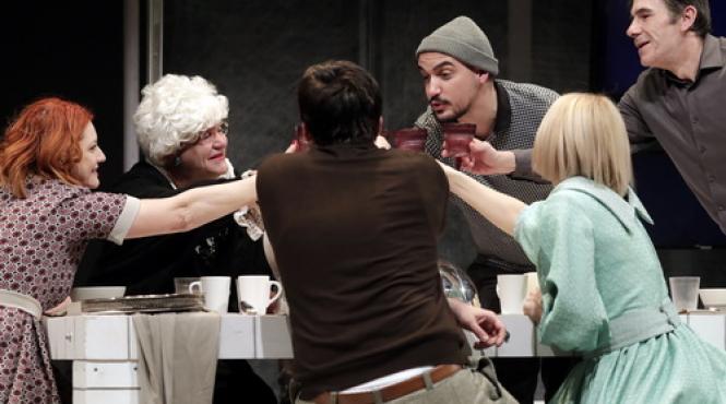 povestea acelor oameni care intr o seara s au adunat in jurul unei mese la teatrul national mihai eminescu timisoara