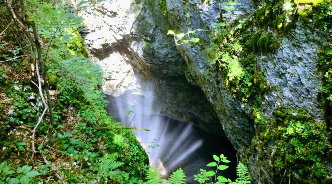 fenomen spectaculos muntii apuseni ghetar arde soare