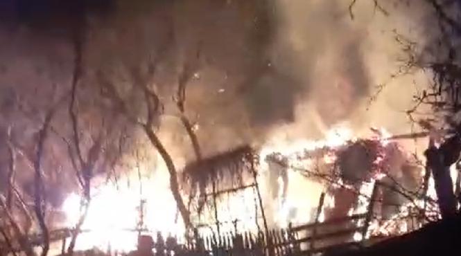 un batran imobilizat la pat a ars de viu in propria casa