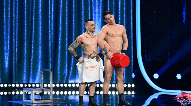 duo forza numar senzational de acrobatie si forta pe scena iumor delia a fost un numar fabulos