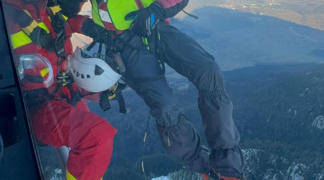 tanar blocat partea superioara padina hotarului elicopter