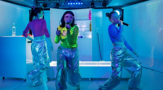 adrenalina un spectacol ce exploreaza tema adictiei contemporane in diferite forme si cultura pop recenta premiera pe tara la teatrul excelsior din bucuresti