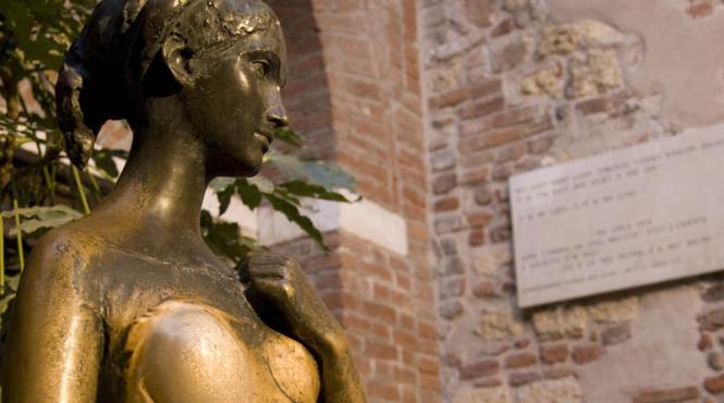 statuie julieta verona deteriorata turisti