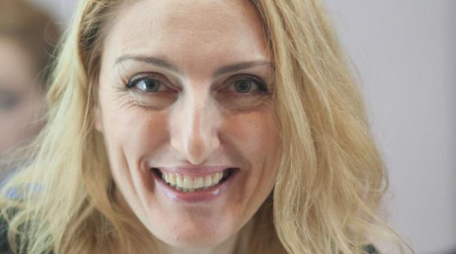 dialog inima cu scriitoarea armeana narine abgarian poti sa te gandesti la mine ca fiind un pic romanca