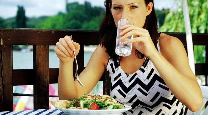 bautura oferita gratis clienti restaurante baruri