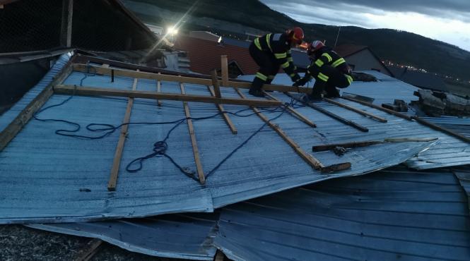 acoperis bloc smuls vant copacii cazut strada masina