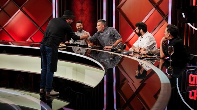 chef sautner i a dat cutitul de aur lui mario madalin dumitru diseara giulia si vlad huidu vin sa gateasca pentru juratii chefi la cutite