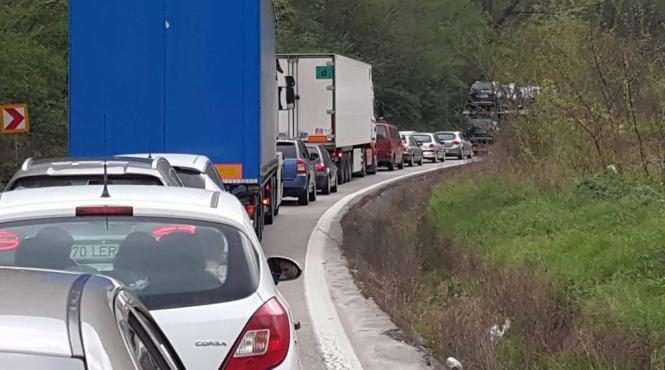 trafic blocat valea oltului 4 persoane ranite accident dn7
