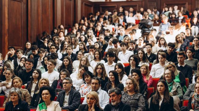 razvan stoica aduce vioara stradivarius in colegiile din bucuresti in cadrul proiectului un stradivarius in scoli initiat de fundatia culturala gaudium animae