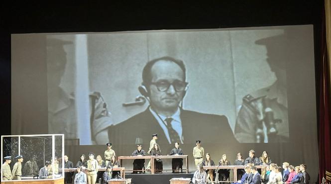 invatand istoria prin teatru elevii reconstituie procesul lui eichmann intr o lectie de istorie inedita pe scena operei nationale bucuresti