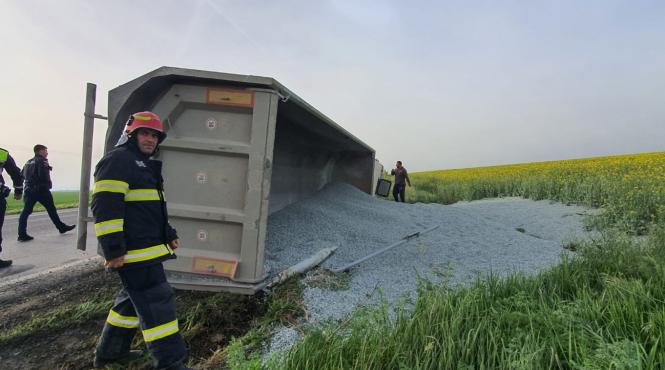 un tir incarcat cu piatra s a rasturnat in judetul constanta