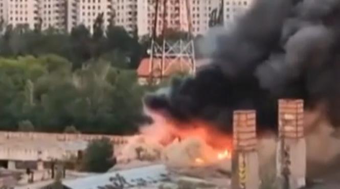 inca un incendiu urias in capitala arde o hala dezafectata din sectorul 1