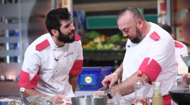 panica in battle ul de diseara chefi la cutite concurentii gatesc legati de maini in perechi mario madalin dumitru amuleta asta a venit ca o lovitura psihica