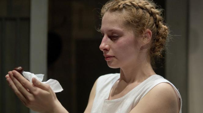 spectacolul edes anna invitat la festivalul de teatru deszka din debrecen