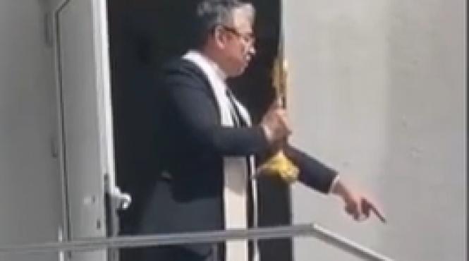 preot umilit enorias poruncit pune jos la pamant scandal biserica