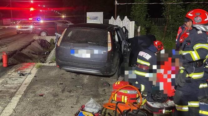 un tanar baut a produs o tragedie in arges un mort si un ranit grav dupa ce masina a parasit drumul si a lovit un gard