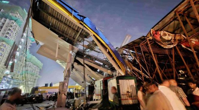 panou publicitar rasturnat furtuna ucis patru persoane