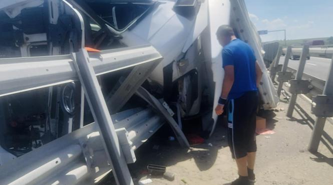 autoturism aruncat in parapet pe a1 doi tineri au ajuns la spital
