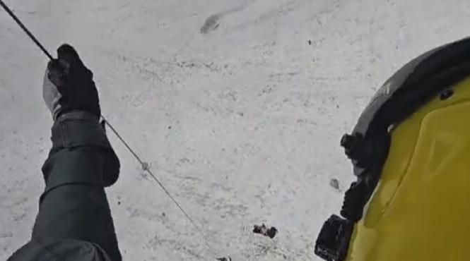 unguroaica de 17 ani salvata cu elicopterul din masivul retezat