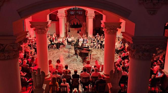 stradivarius vs guarneri 12 ani de confruntari cu sali pline in tara si in strainatate turneul national duelul viorilor s a incheiat pe 12 iunie la caracal