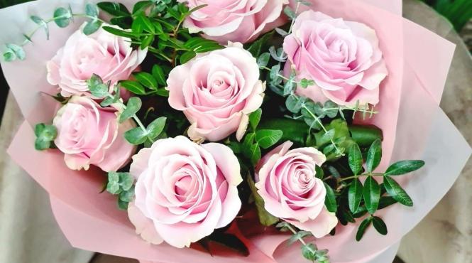 combinarea trandafirilor cu alte flori pentru a crea buchete de flori deosebite