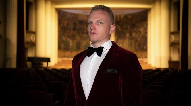 tenorul stefan von korch in pragul debutului in carmina burana pe scena palermo classica