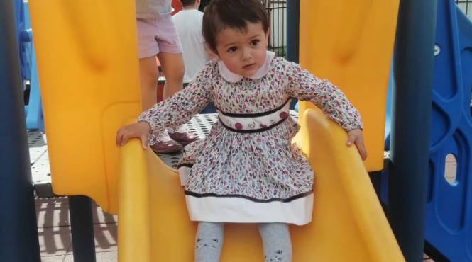 denisa o fetita de 2 ani din suceava are nevoie de ajutor pentru a si putea folosi manutele