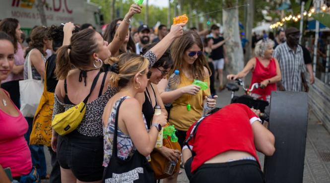 protest barcelona turistii atacati pistoale apa