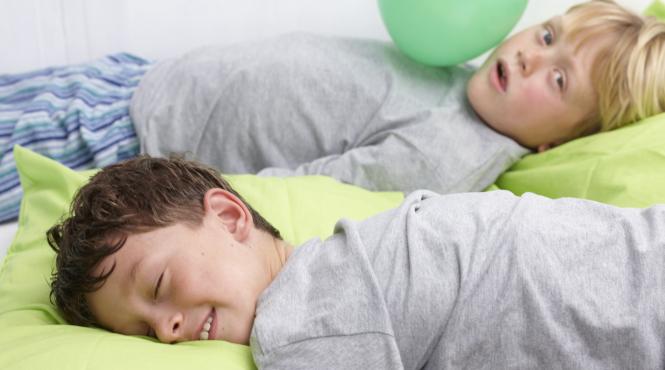 5 intrebari parintii pun copiilor inainte culcare