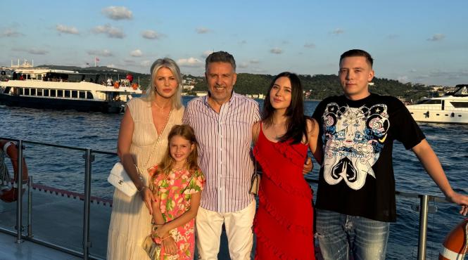 surpriza de proportii pentru chef alexandru sautner juratul chefi la cutite nu se astepta la aceasta experienta in timpul unei calatorii alaturi de sotia sa
