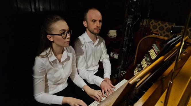 turneul national orgile romaniei 2024 organistii eduard antal si maria luisa andrici concerteaza pe 12 iulie pe o orga oferita de regele carol i localnicilor din sabaoani neamt