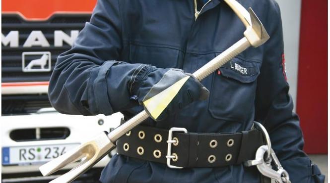 politia cumparat rangi topoare intrarea fortata spray lacrimogene dispozitive spart rotile masinilor