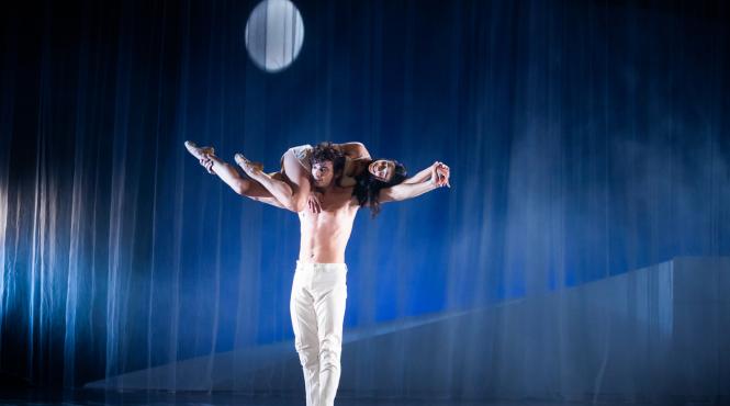 teatrul de balet sibiu incheie stagiunea in piata mare cu spectacolul de dans contemporan romeo si julieta rock story