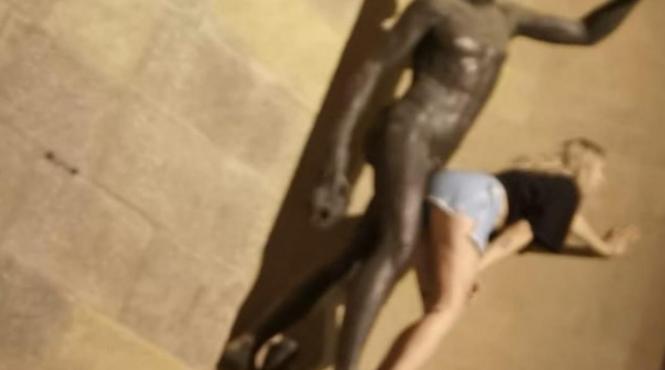 turista mimat sex statuie bacchus scandal italia