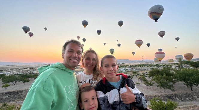 chef stefan popescu alaturi de familie intr un circuit spectaculos al turciei planificat de sotia sa zborul cu balonul in cappadocia a fost o experienta unica