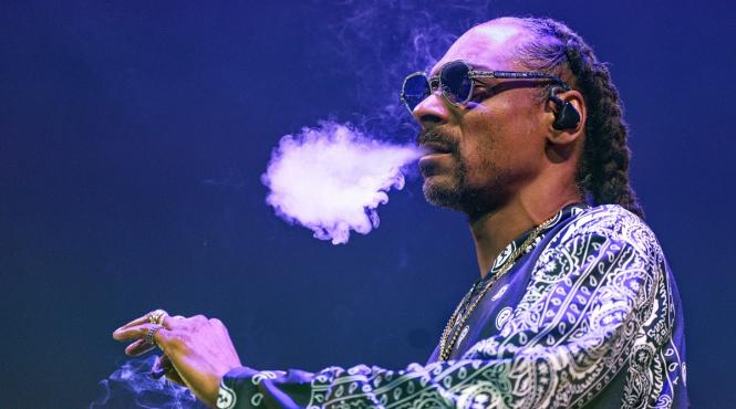 celebrul rapper snoop dog flacara olimpica paris