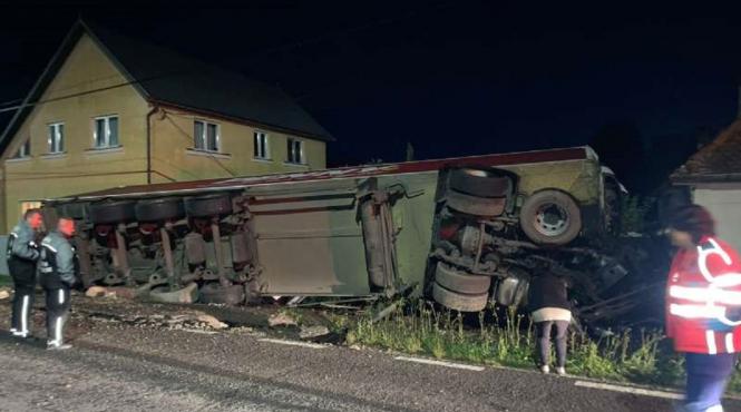 camion rasturnat sandominic partea carosabila oprit casa