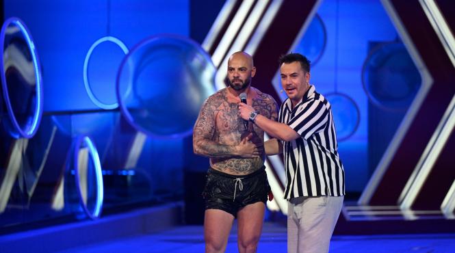 giani kirita si sonny medini distractie la splash vedete la apa in prima editie a noului sezon diseara de la 20 30 la antena 1 vrem si noi o cafea o gustare