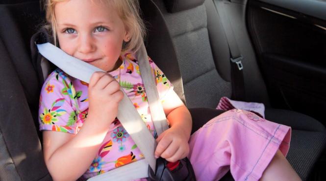 periculos lasi copil singur masina