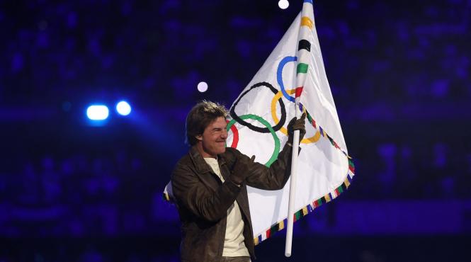 tom cruise incheiere jocuri olimpice coborat acoperis preluare steag