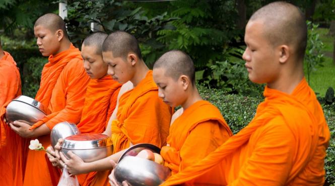 culoarea intelepciunii calugarii budisti aleg portocaliu iluminare simbol