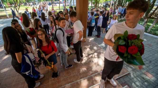 elevii obligatoriu tinuta decenta uniforme