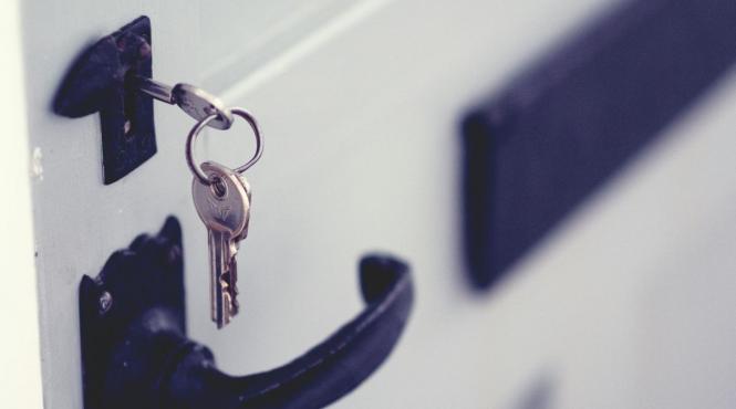 de ce nu ar trebui sa iti lasi cheile in usa noaptea sfaturi de securitate de la experti