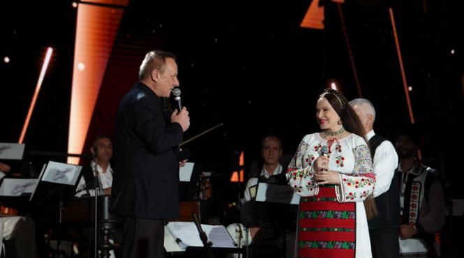 festivalul national al cantecului si dansului popular romanesc mamaia 2024 la final maria dragomiroiu a primit premiul special mamaia nostalgia din partea omd mamaia constanta